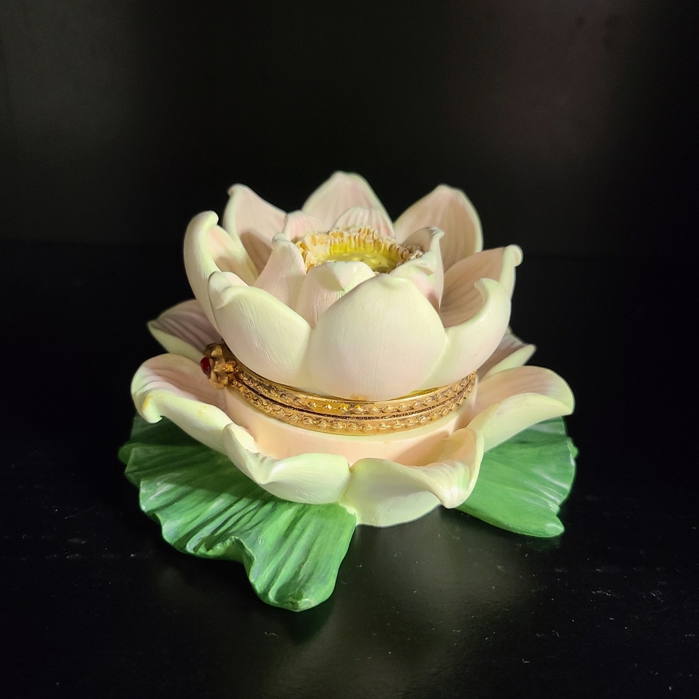 Avon Vintage Water Lily Lotus Floral Lidded Trinket Box With Gold Accents - Picture 3 of 8